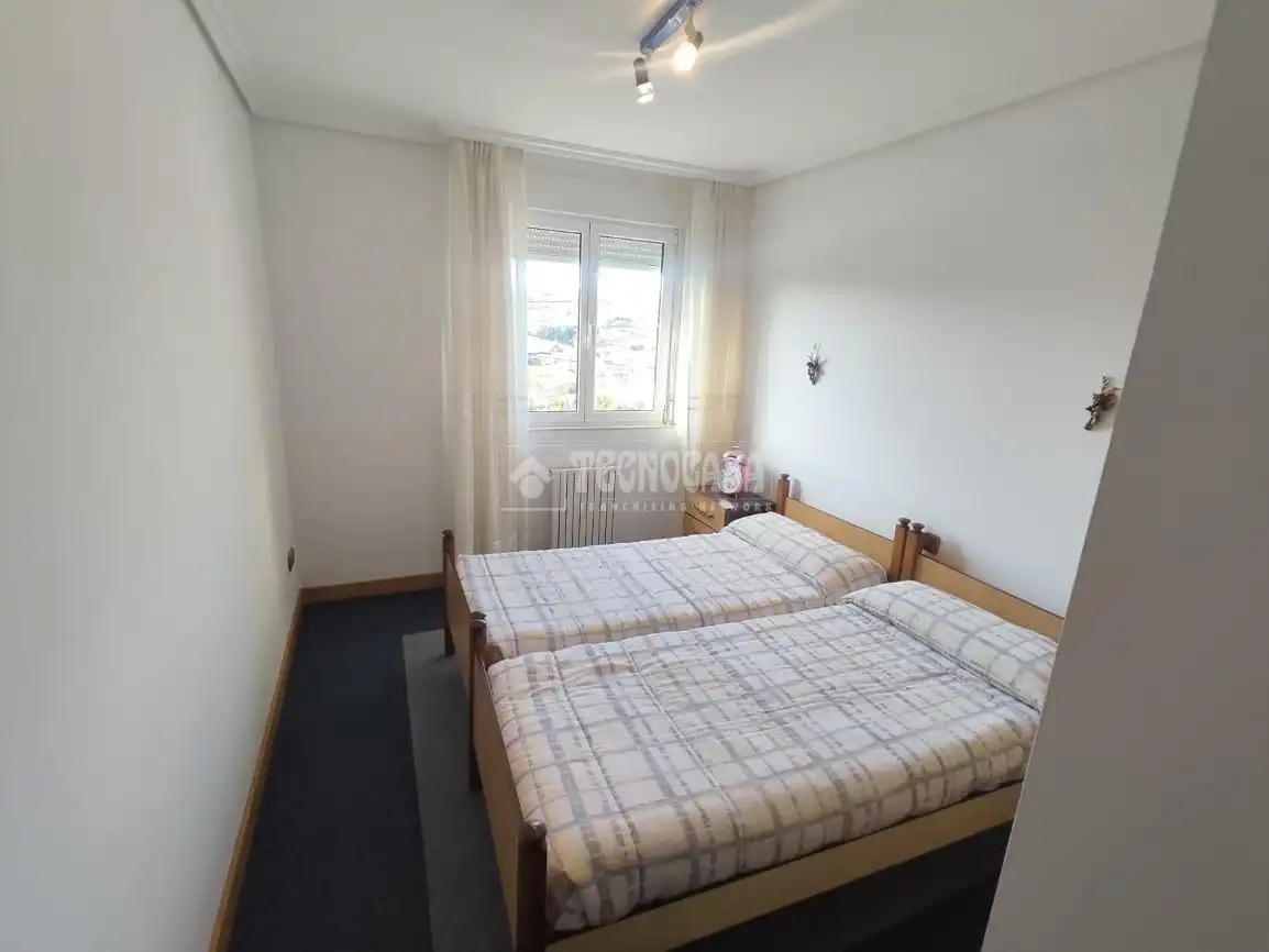Habitación de Casa adosada en venta en Suances con Calefacción, Jardín privado y Trastero