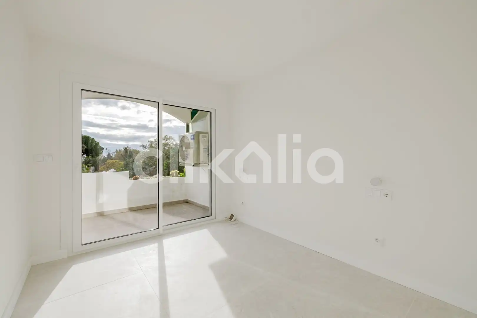 Schlafzimmer von Wohnung zum Verkauf in Marbella mit Klimaanlage, Privatgarten und Terrasse