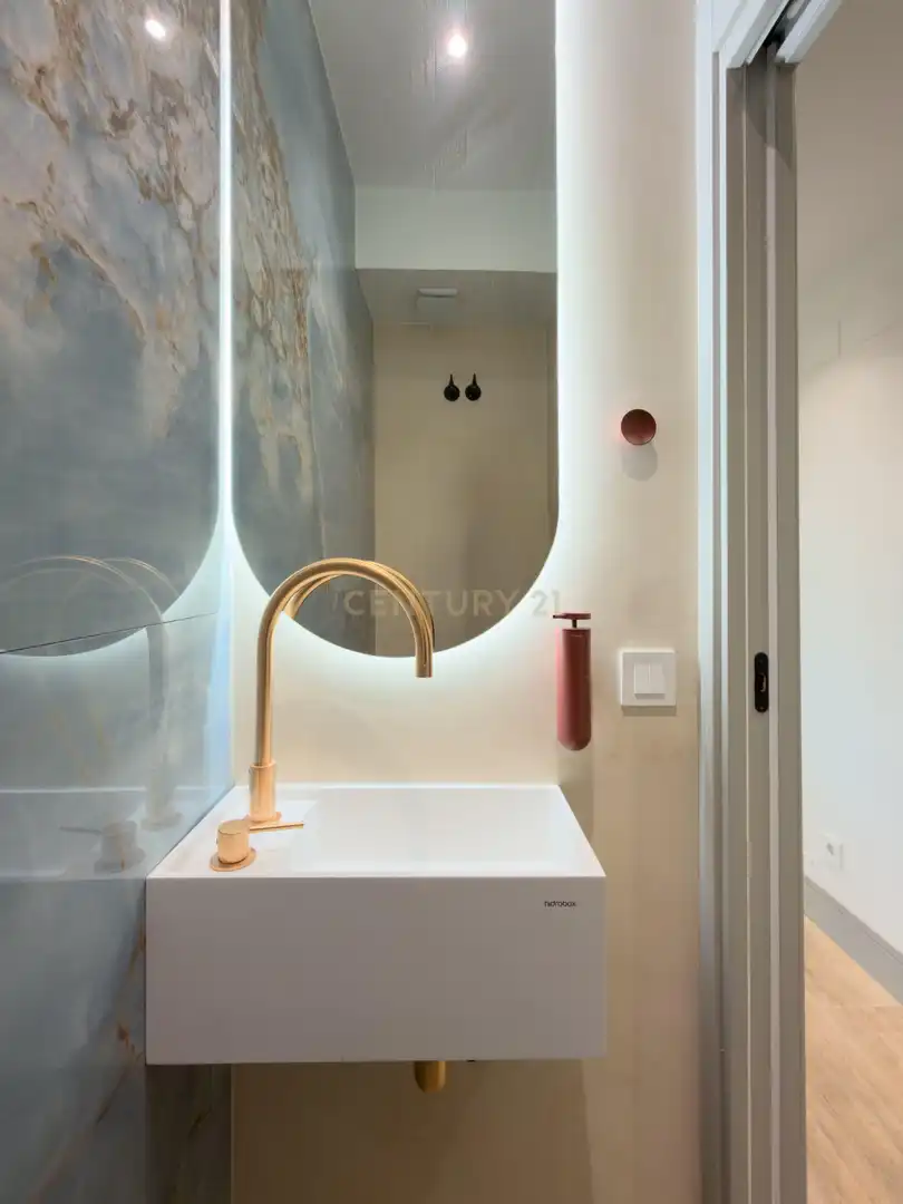 Baño de Apartamento en venta en Madrid con Aire acondicionado, Horno y Lavadora