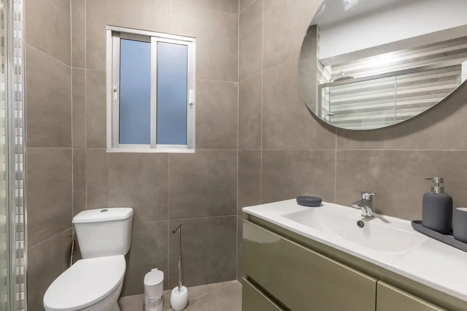 Badezimmer von Wohnung zum Verkauf in Granada mit Parkett