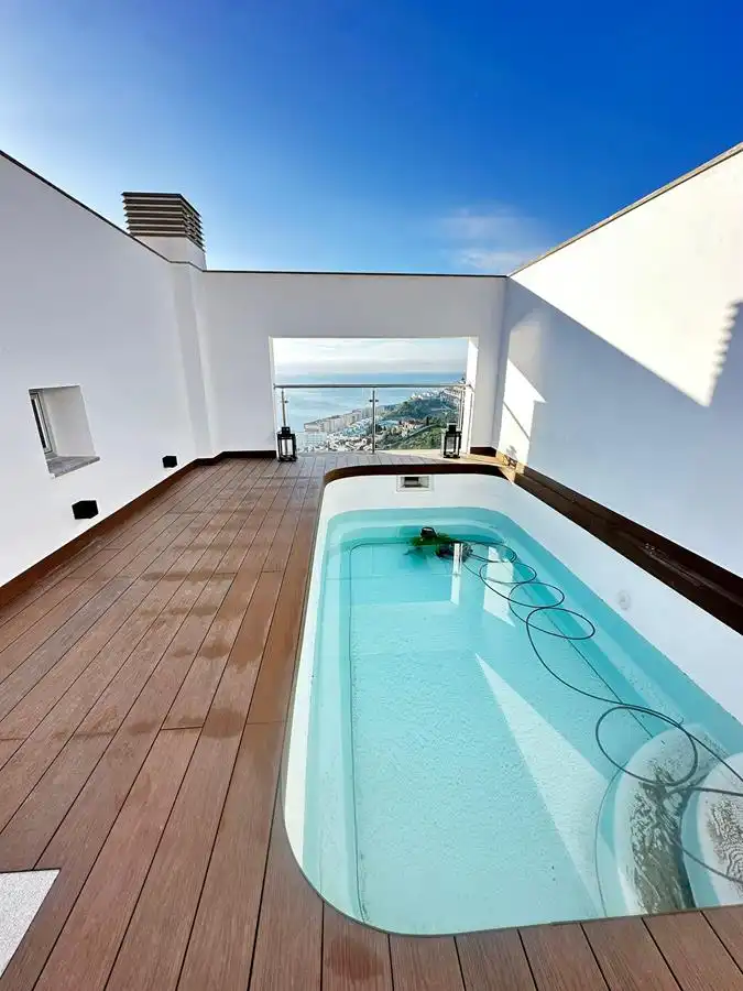 Schwimmbecken von Einfamilien-Reihenhaus zum Verkauf in Almuñécar mit Klimaanlage, Heizung und Parkett
