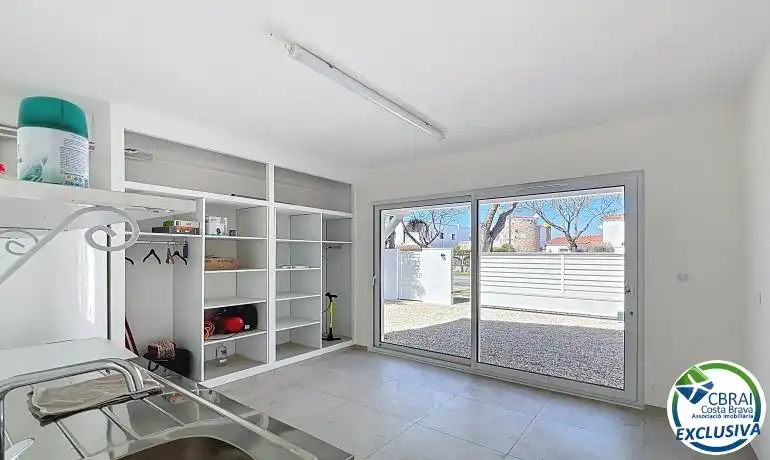 Cuina de Casa o xalet en venda en Empuriabrava amb Aire condicionat, Calefacció i Jardí privat