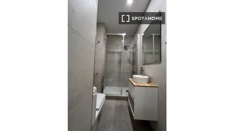 Bany de Pis de lloguer en L'Hospitalet de Llobregat amb Aire condicionat, Calefacció i Moblat