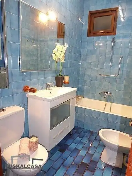 Baño de Apartamento en venta en Bilbao  con Calefacción, Trastero y Balcón