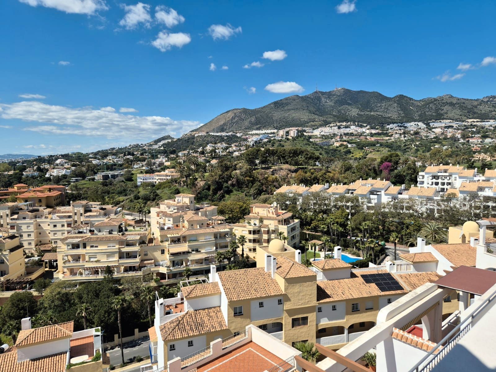 Vista exterior de Àtic en venda en Benalmádena