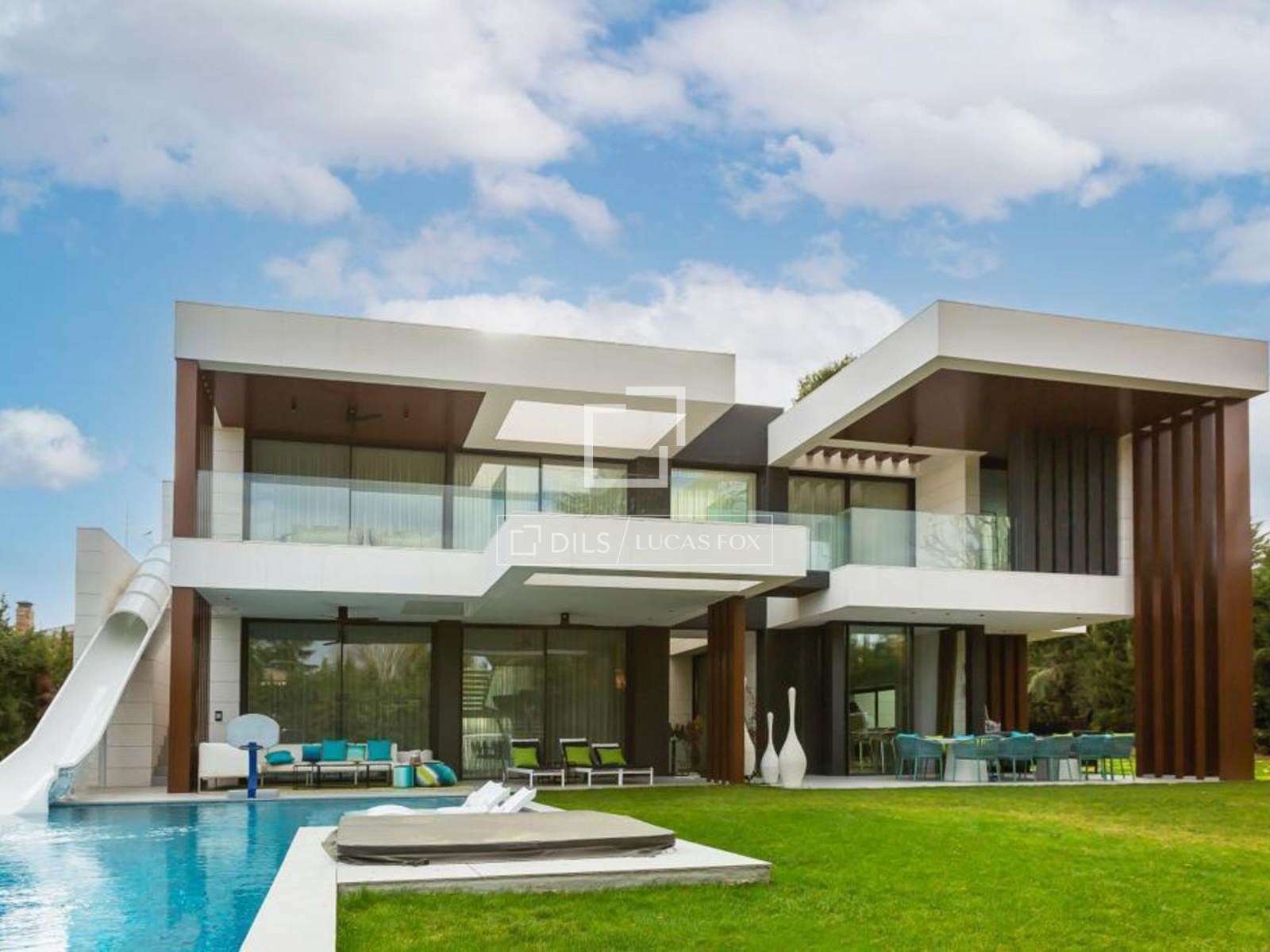 Exterior view of House or chalet for sale in  Madrid Capital  with Air Conditioner, Heating and Private garden