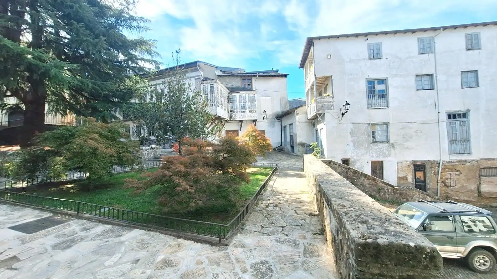 Vista exterior de Edifici en venda en Villafranca del Bierzo, León