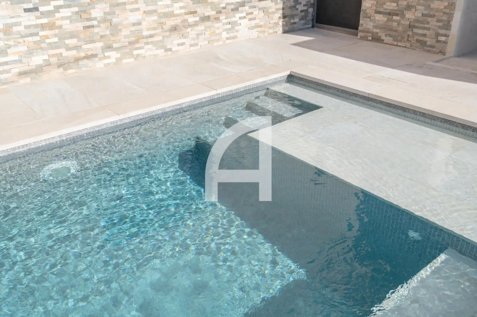 Schwimmbecken von Einfamilien-Reihenhaus zum Verkauf in Castell d'Aro, Platja d'Aro i s'Agaró mit Klimaanlage, Privatgarten und Terrasse