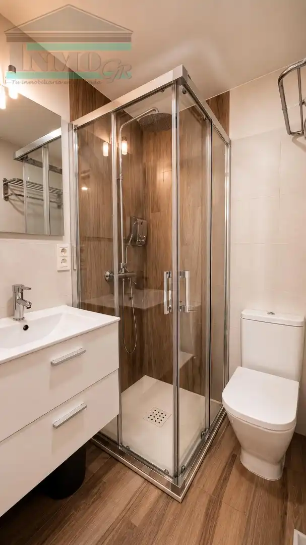 Baño de Estudio de alquiler en Granada con Aire acondicionado, Parquet y Amueblado