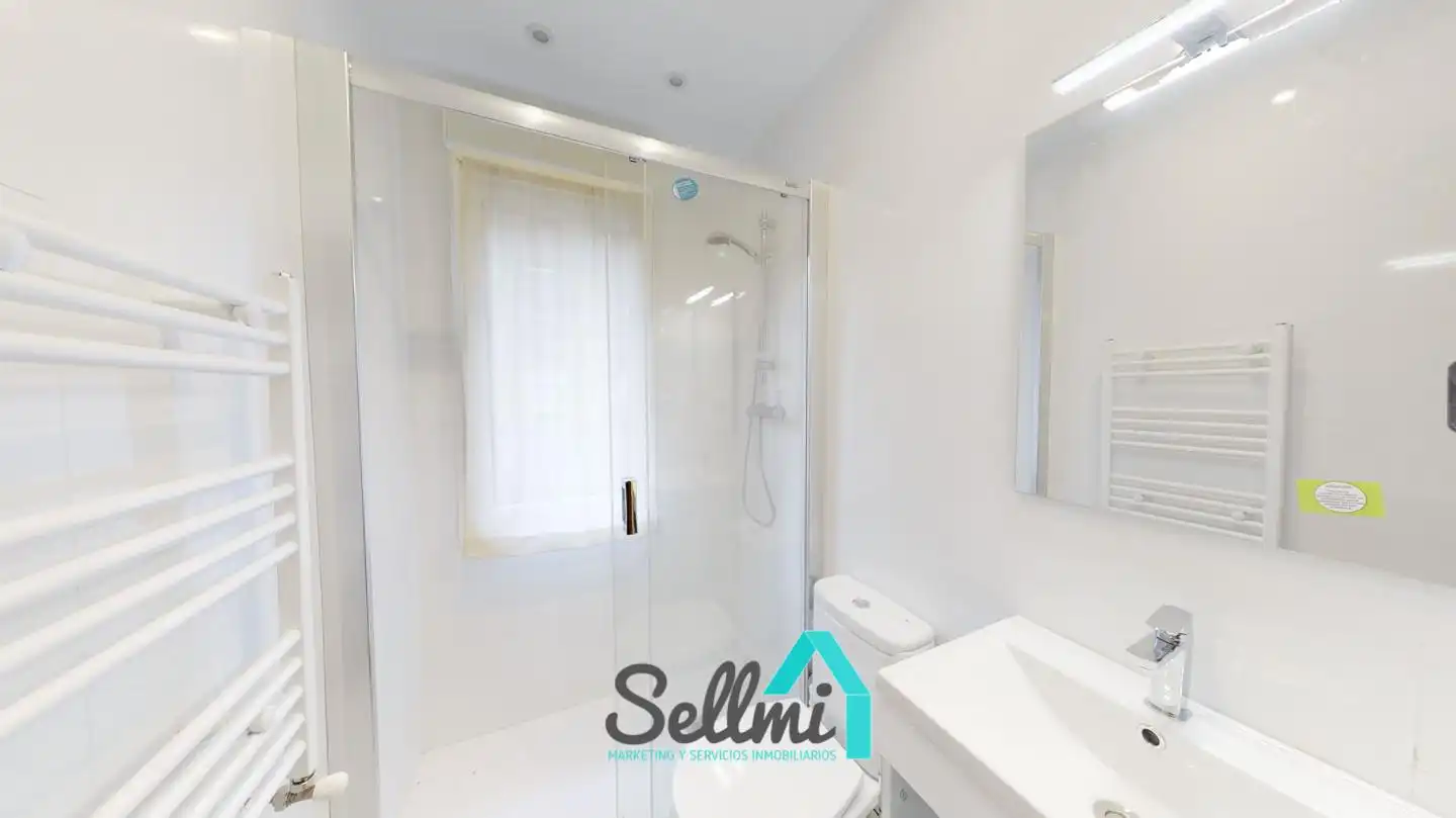 Bathroom of Flat for rent in Oviedo   with Heating, Parquet flooring and Furnished