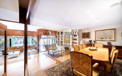 Living room of Single-family semi-detached for sale in  Madrid Capital  with Air Conditioner, Terrace and Swimming Pool