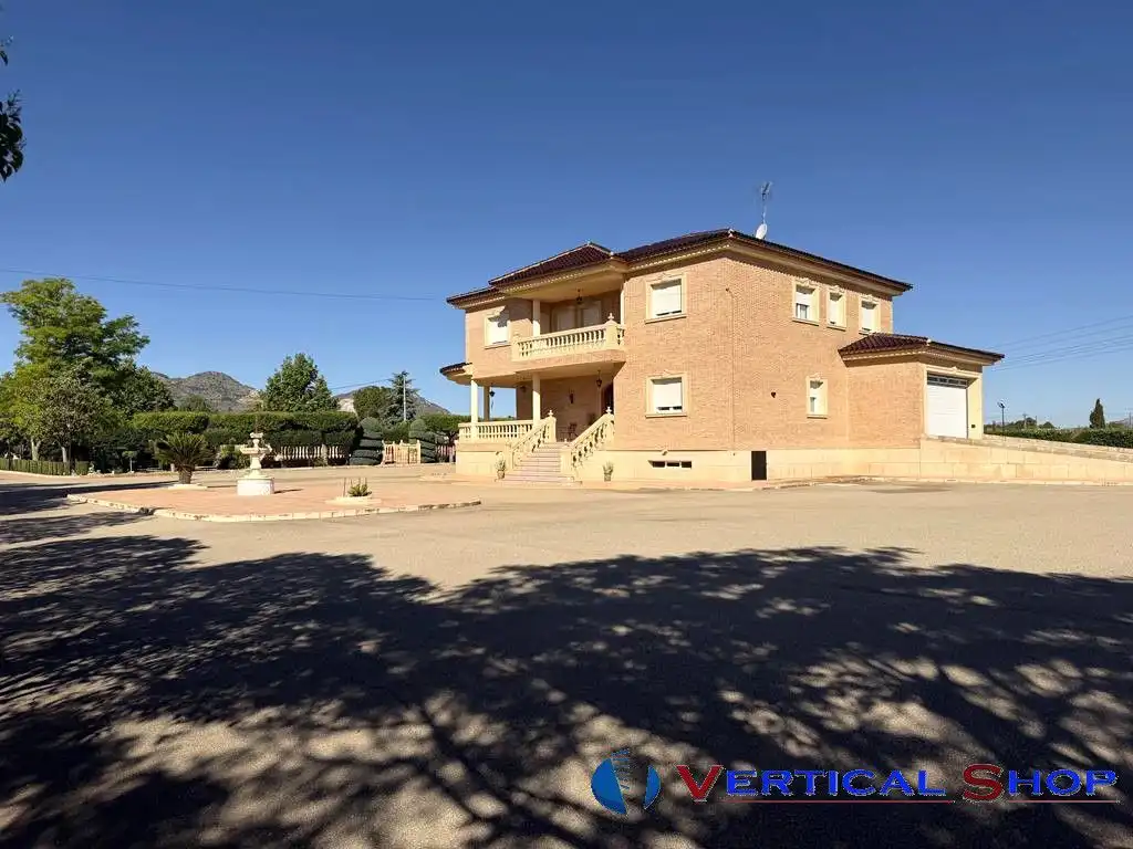 Vista exterior de Casa o xalet en venda en Yecla amb Aire condicionat i Calefacció