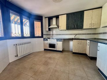 Casa aparellada en venda a Ensanche