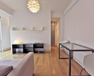 Sala d'estar de Apartament de lloguer en  Madrid Capital amb Aire condicionat i Moblat