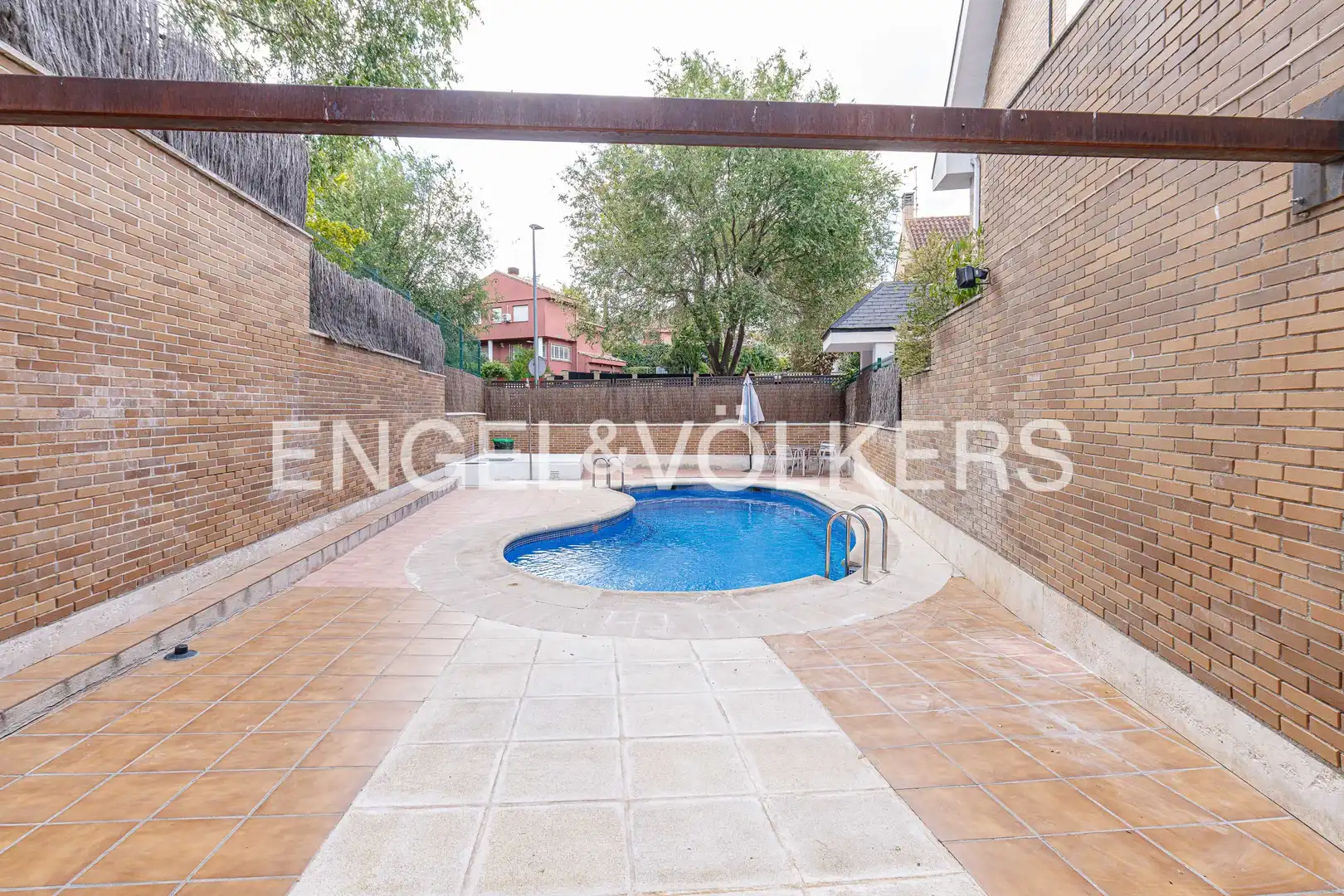 Piscina de Casa adosada en venda en Las Rozas de Madrid amb Aire condicionat, Calefacció i Parquet