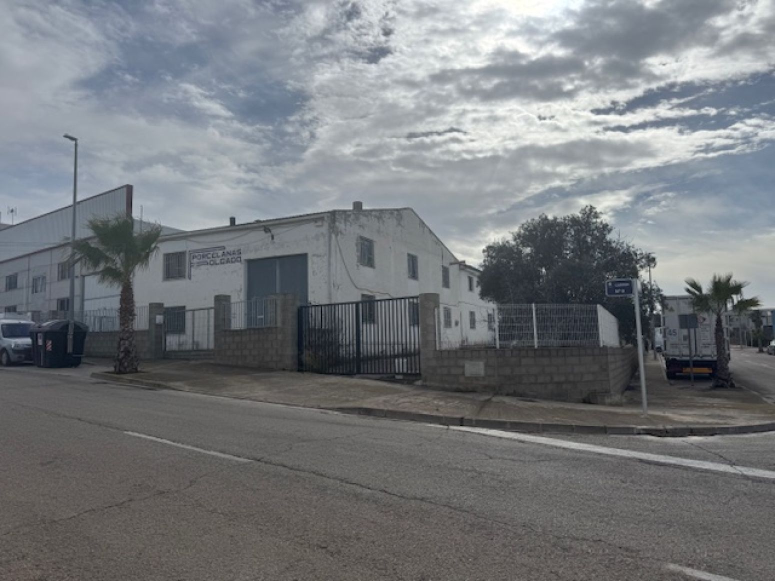 Exterior view of Industrial buildings for sale in Vilamarxant