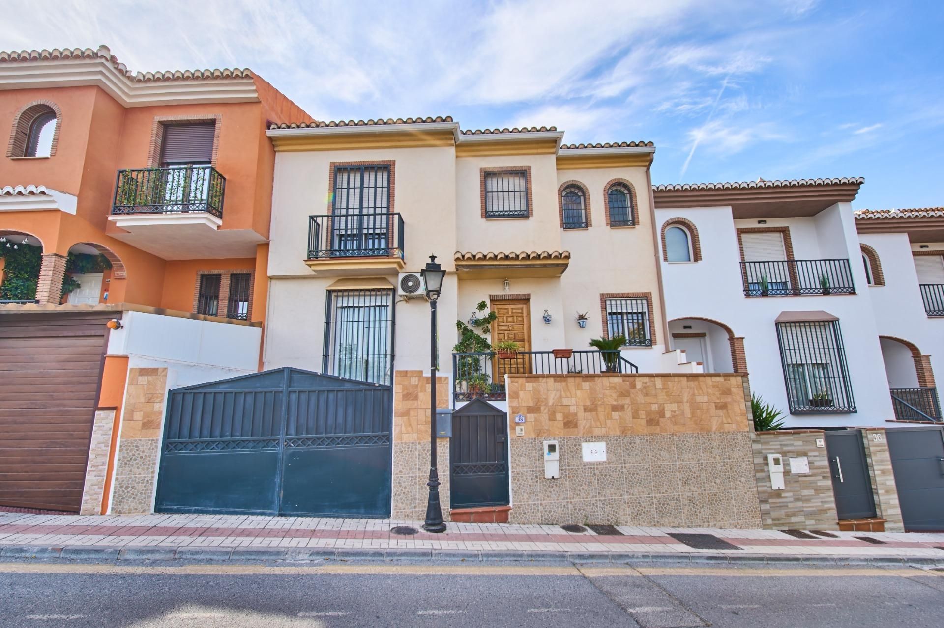 Exterior view of Single-family semi-detached for sale in La Zubia  with Air Conditioner, Heating and Terrace
