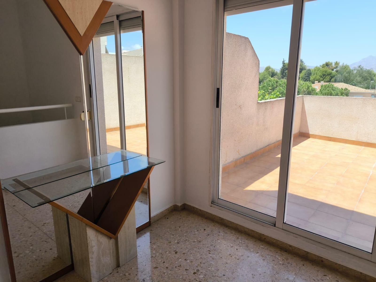 Terrasse von Einfamilien-Reihenhaus miete in Mutxamel mit Klimaanlage, Heizung und Privatgarten