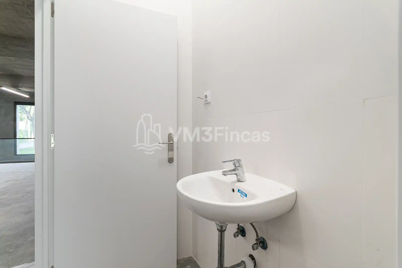 Baño de Local de alquiler en Barcelona con Aire acondicionado, Calefacción y Terraza