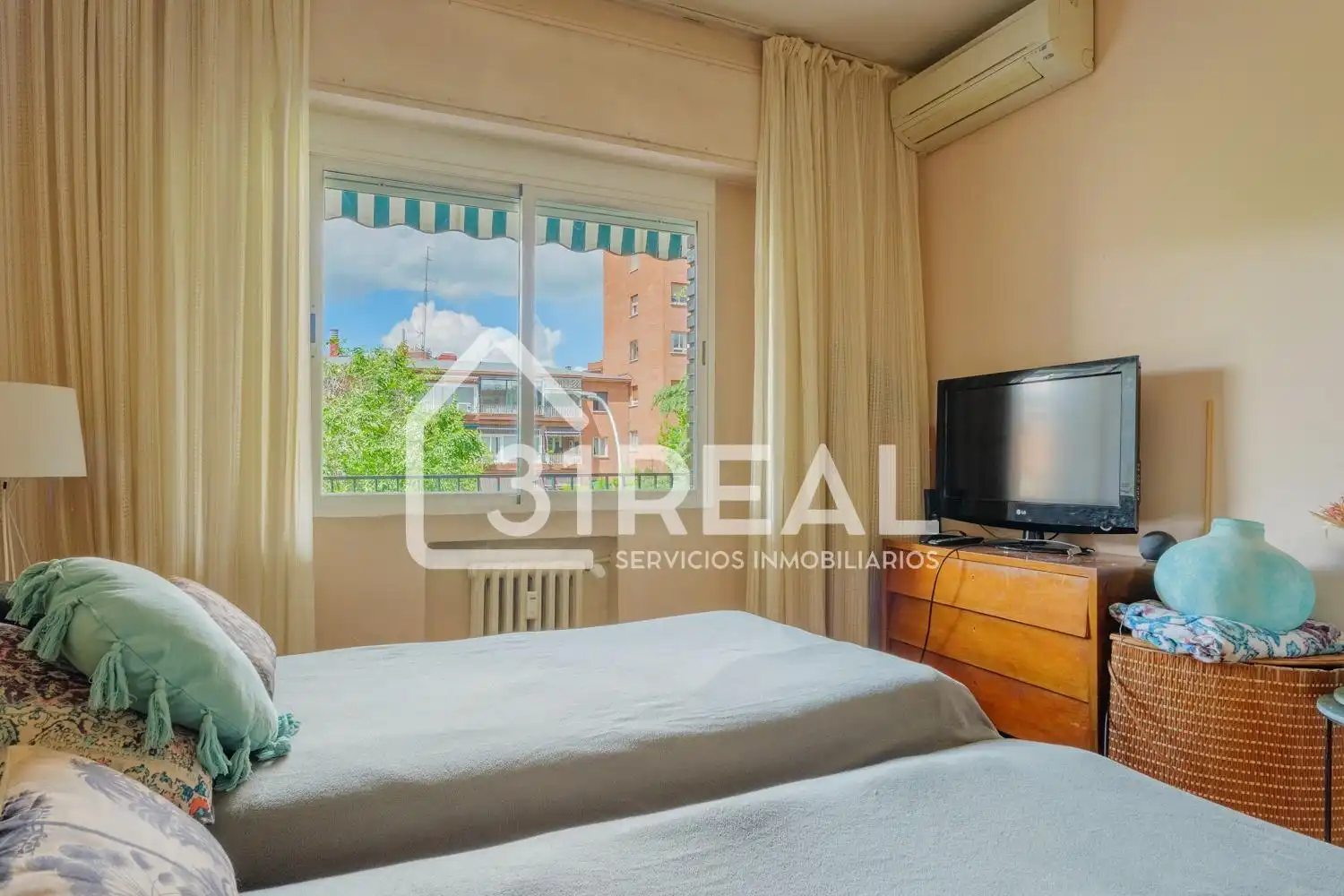 Bedroom of Flat for sale in Madrid  with Air Conditioner, Heating and Parquet flooring