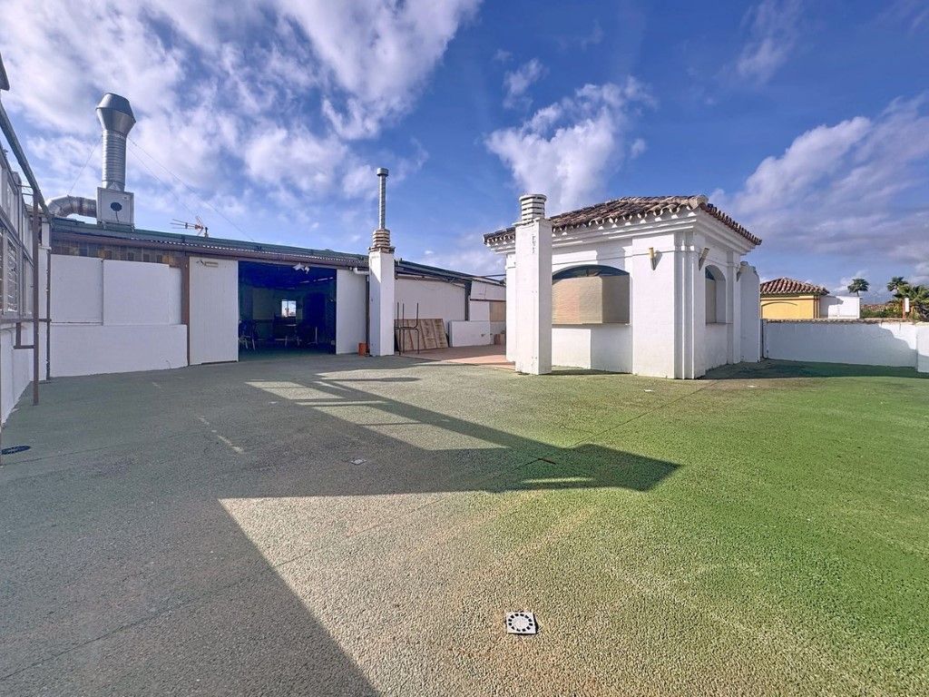 Vista exterior de Local en venda en Estepona amb Aire condicionat i Moblat