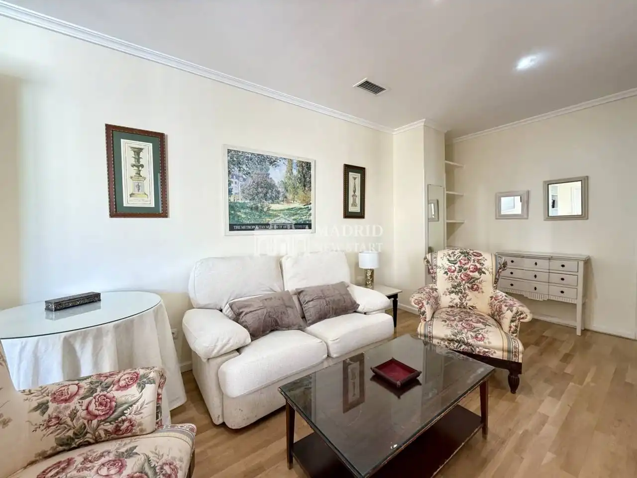Living room of Flat for rent in Madrid  with Air Conditioner, Heating and Furnished