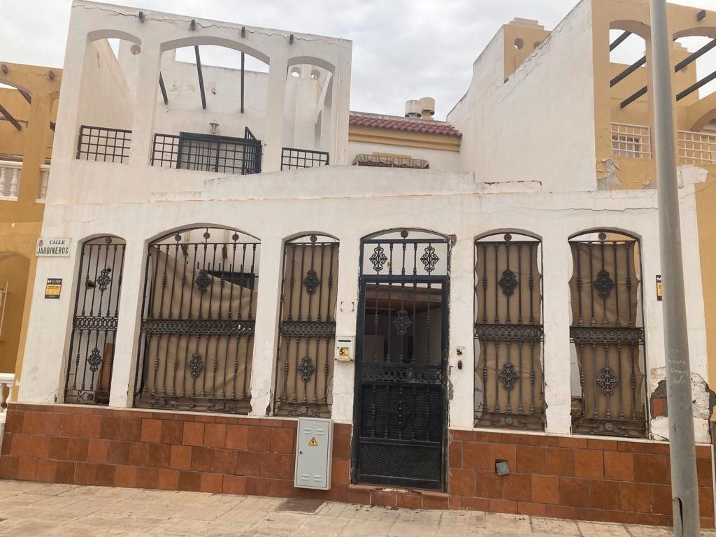 Vista exterior de Casa adosada en venta en  Almería Capital con Aire acondicionado y Terraza