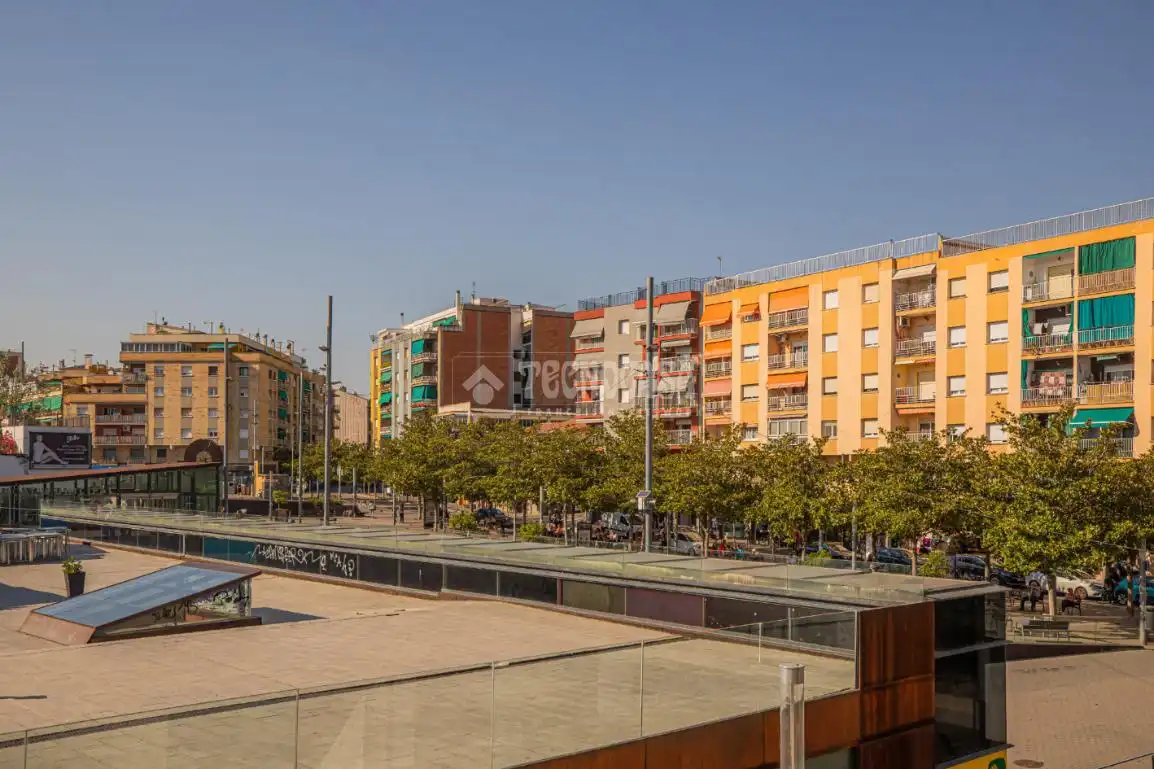 Außenansicht von Wohnung zum Verkauf in Ripollet mit Klimaanlage und Balkon