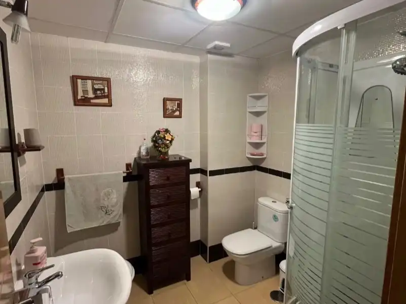 Bathroom of Flat for rent in Baeza  with Air Conditioner, Heating and Parquet flooring