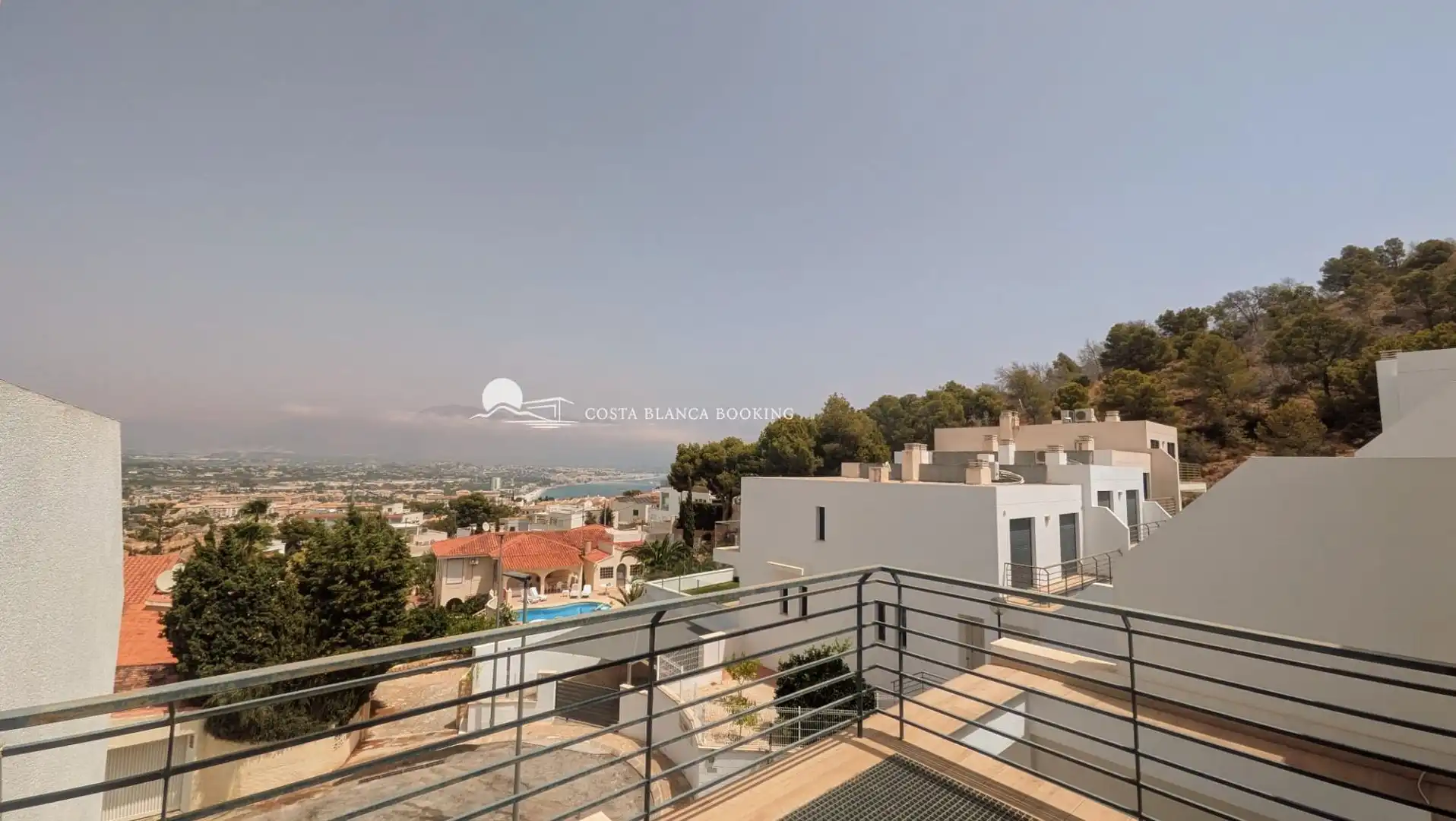 Vista exterior de Casa adosada en venda en L'Alfàs del Pi amb Piscina comunitària