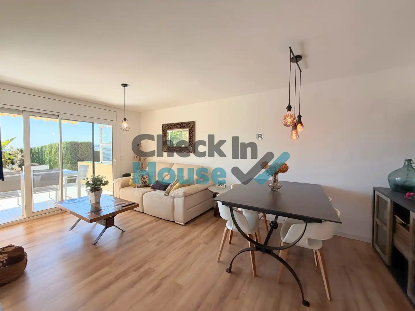 Sala de estar de Planta baja en venta en Castell d'Aro, Platja d'Aro i s'Agaró con Aire acondicionado, Jardín privado y Trastero