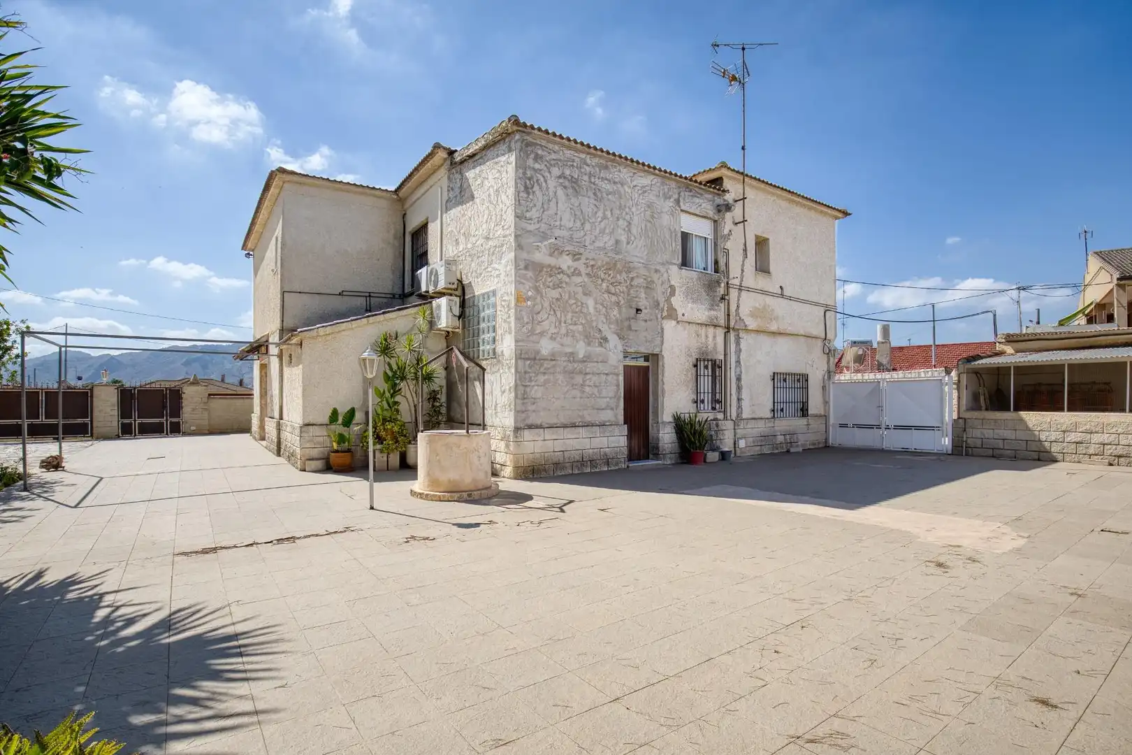 Vista exterior de Casa o xalet en venda en Orihuela amb Aire condicionat, Calefacció i Jardí privat
