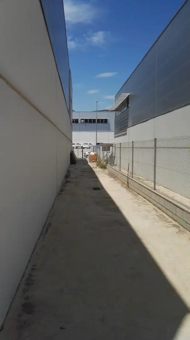Parkplatz von Fabrikhallen zur Miete in Cervelló