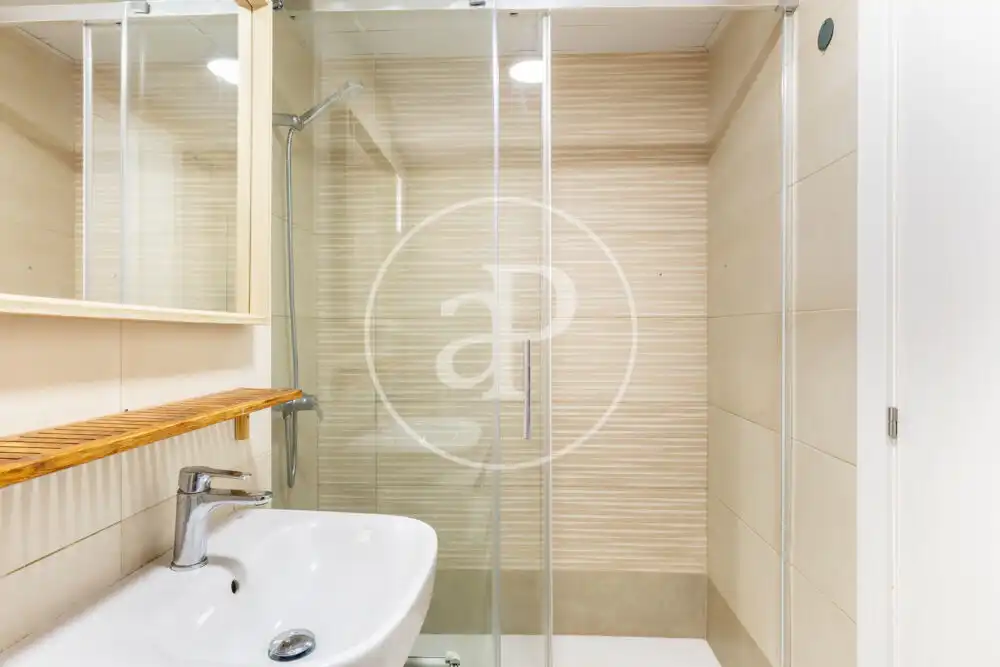 Badezimmer von Dachboden zum Verkauf in Valencia mit Klimaanlage, Heizung und Privatgarten