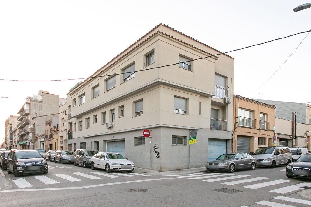 Vista exterior de Edifici en venda en Sabadell