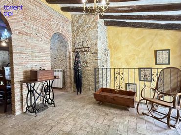 Casa rústica con balcón en venta en Torroella de Montgrí