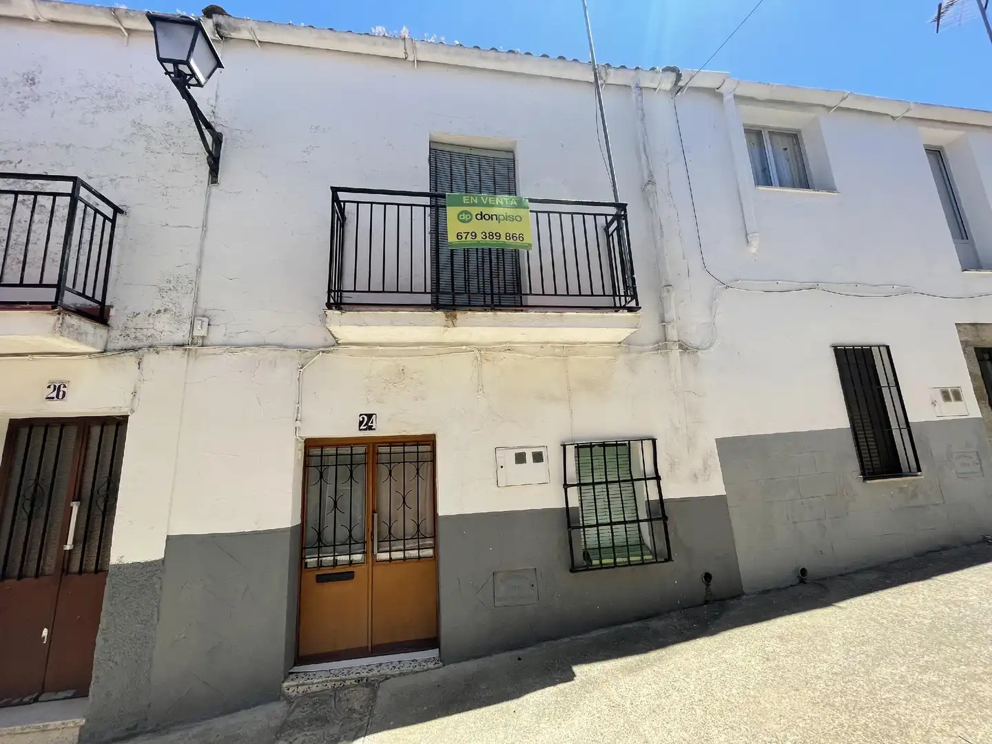 Außenansicht von Einfamilien-Reihenhaus zum Verkauf in Montánchez mit Terrasse und Balkon