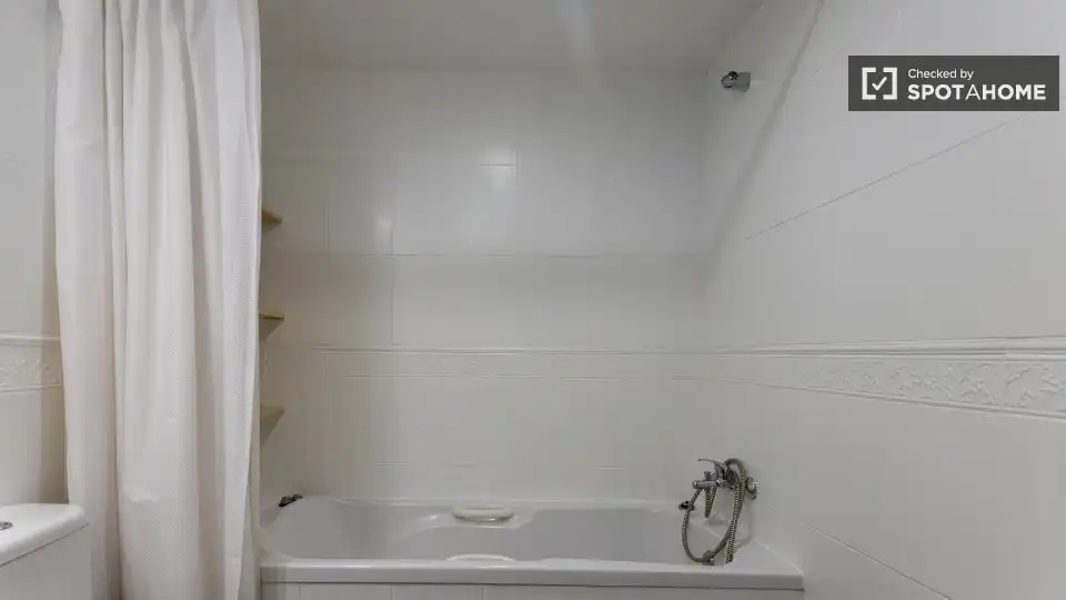 Bathroom of Apartments for share in Valencia  with Air Conditioner, Terrace and Furnished