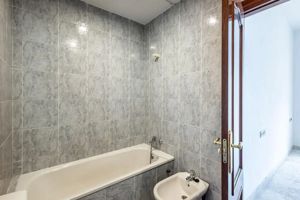 Bathroom of Flat for rent in Ronda