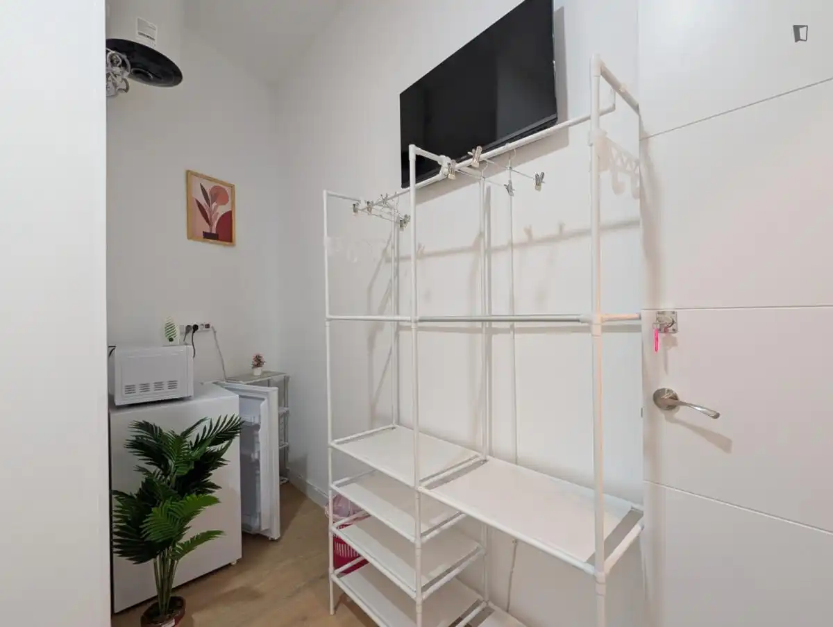 Dormitori de Apartament per a compartir en Madrid amb Moblat i Rentadora