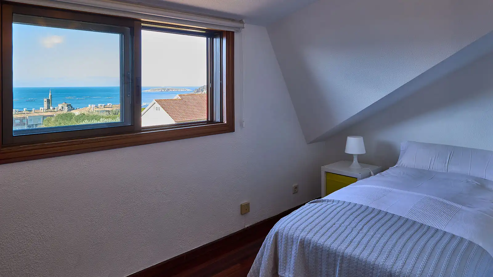 Dormitori de Casa o xalet en venda en Nigrán amb Calefacció, Jardí privat i Parquet