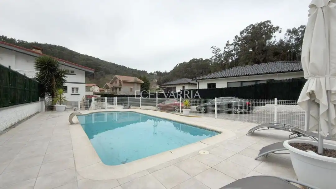 Piscina de Casa o chalet en venta en Castro-Urdiales con Calefacción, Jardín privado y Terraza