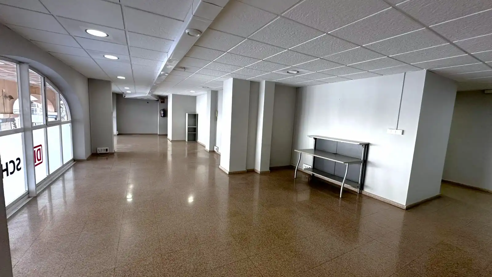 Office for rent in Sax  with Air Conditioner