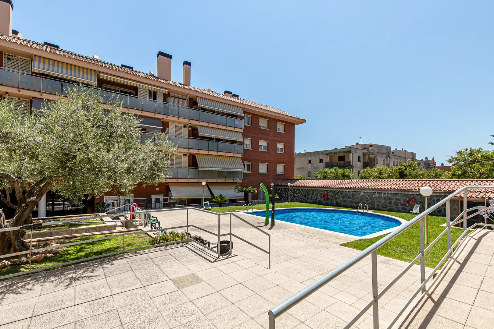 Piscina de Dúplex en venta en Sant Feliu de Llobregat con Aire acondicionado, Terraza y Piscina comunitaria