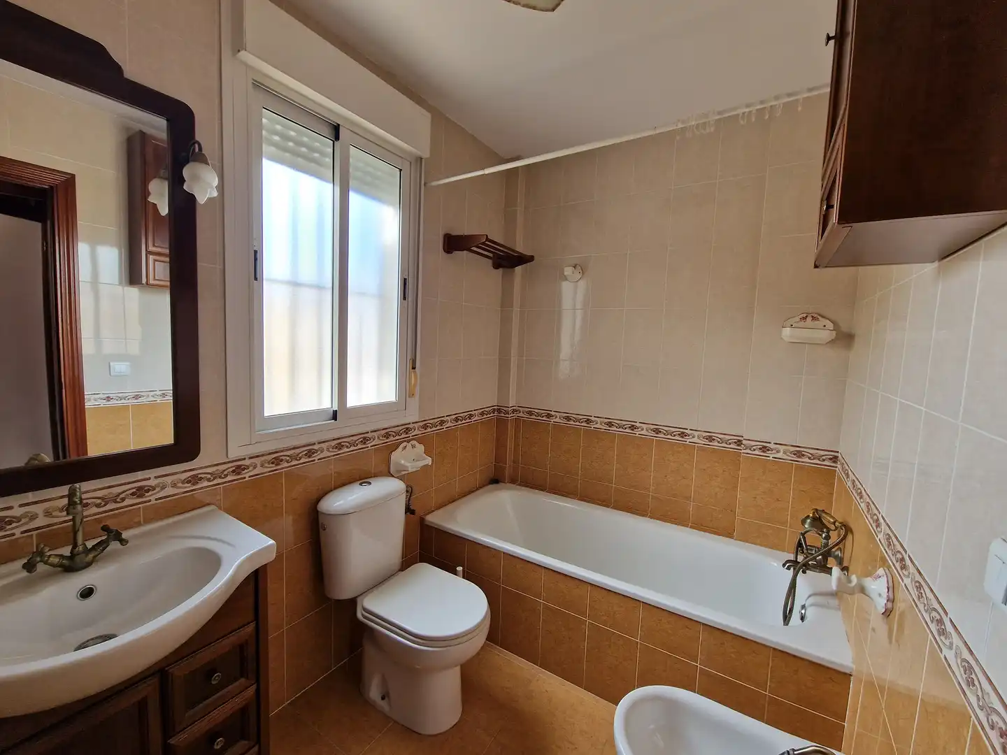 Baño de Casa adosada en venta en Umbrete con Aire acondicionado, Calefacción y Jardín privado