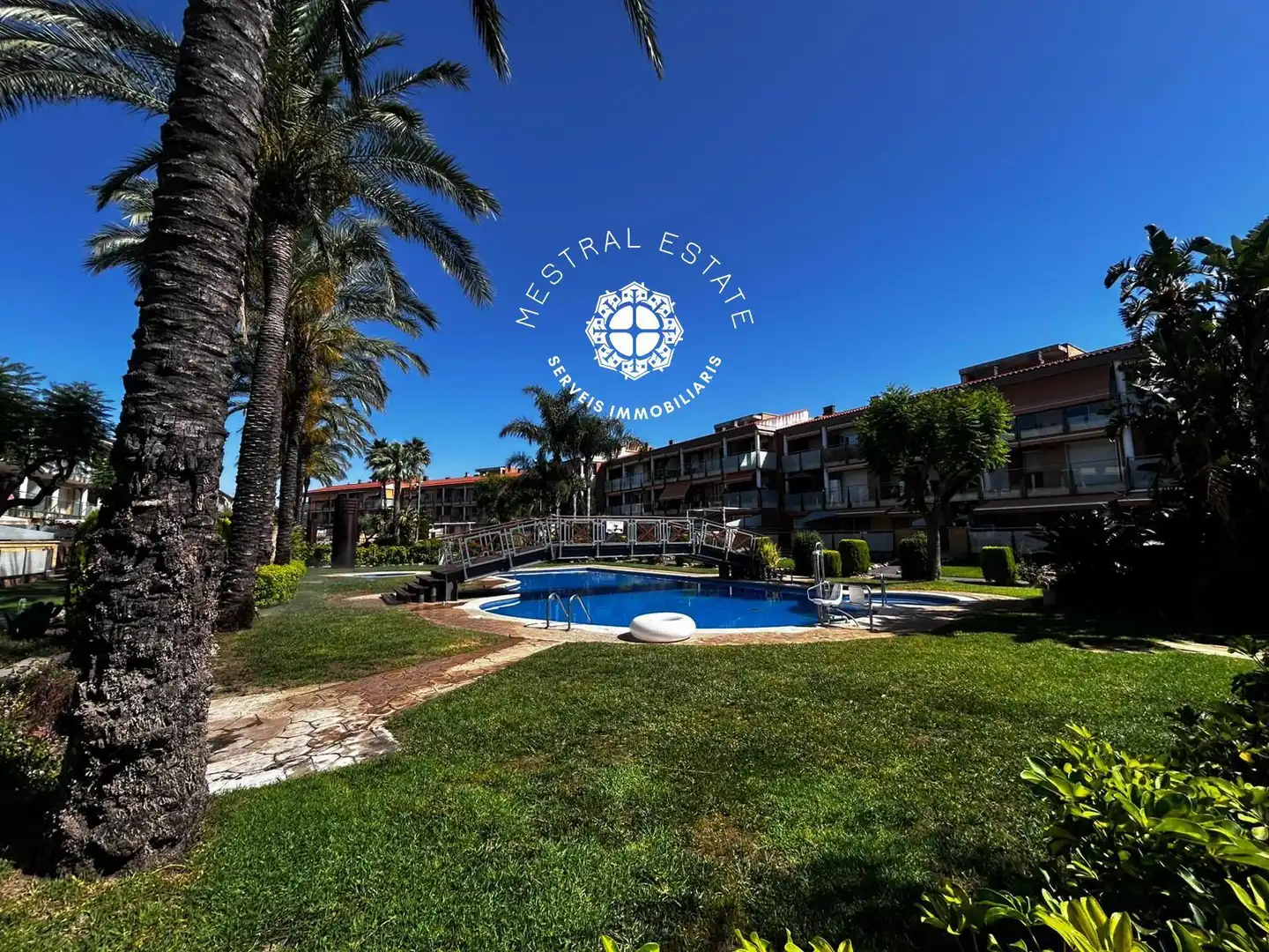 Vista exterior de Pis en venda en Cambrils amb Aire condicionat, Terrassa i Piscina