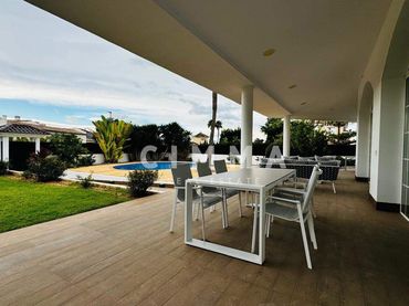 Chalet con piscina en venta en Calle Tenerife