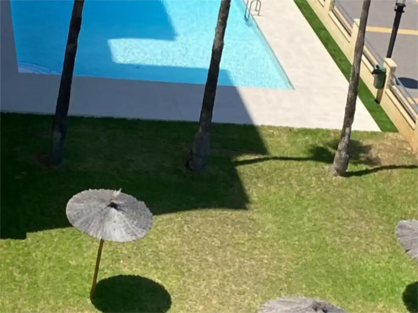 Piscina de Pis de lloguer en La Manga del Mar Menor amb Aire condicionat, Jardí privat i Piscina