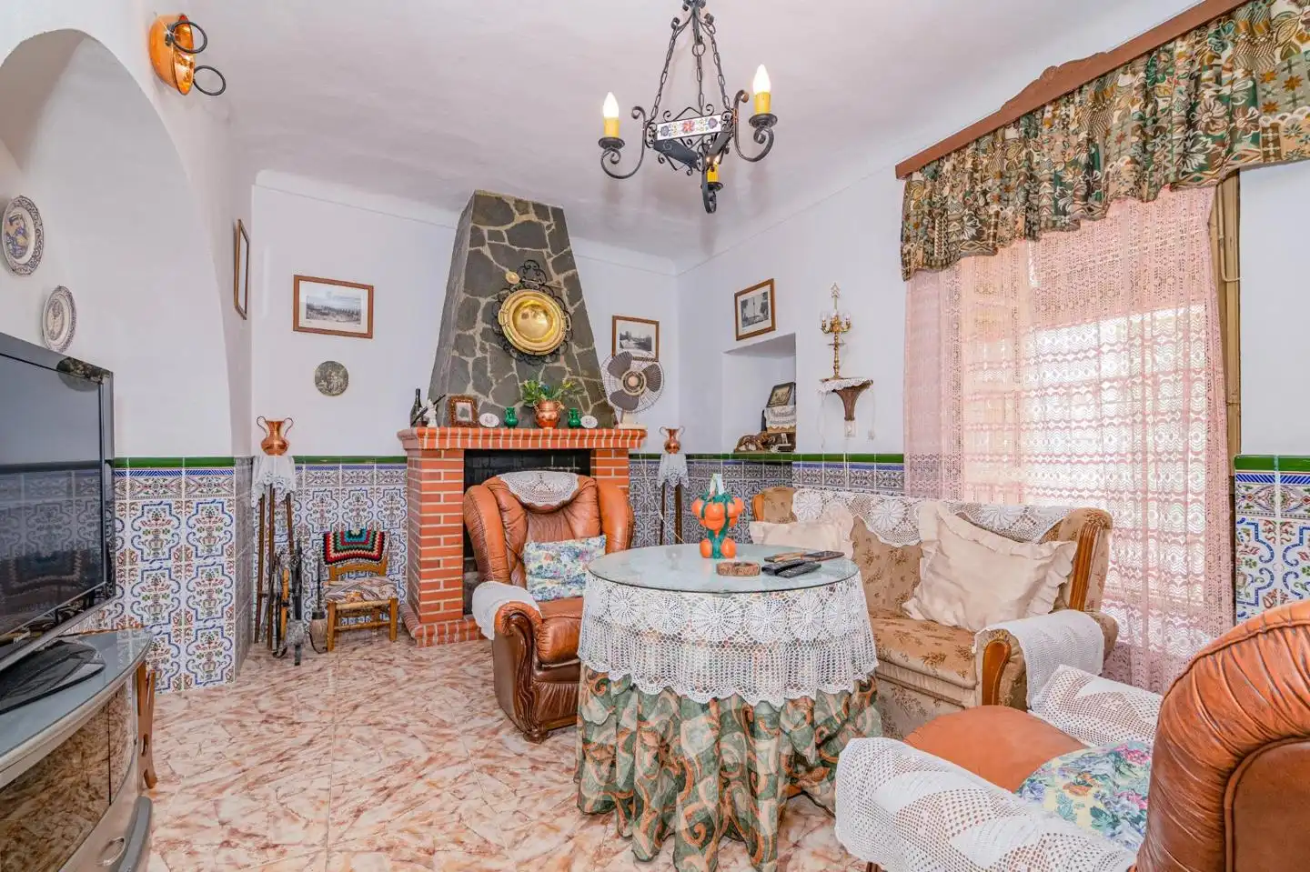 Sala d'estar de Casa o xalet en venda en Chimeneas amb Terrassa, Moblat i Balcó
