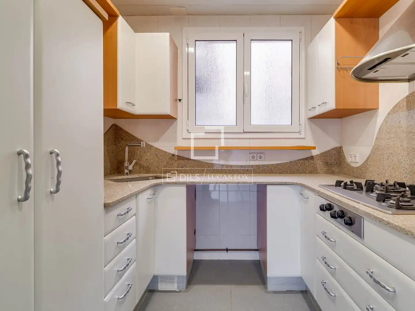 Küche von Wohnung zum Verkauf in Barcelona mit Klimaanlage, Heizung und Balkon